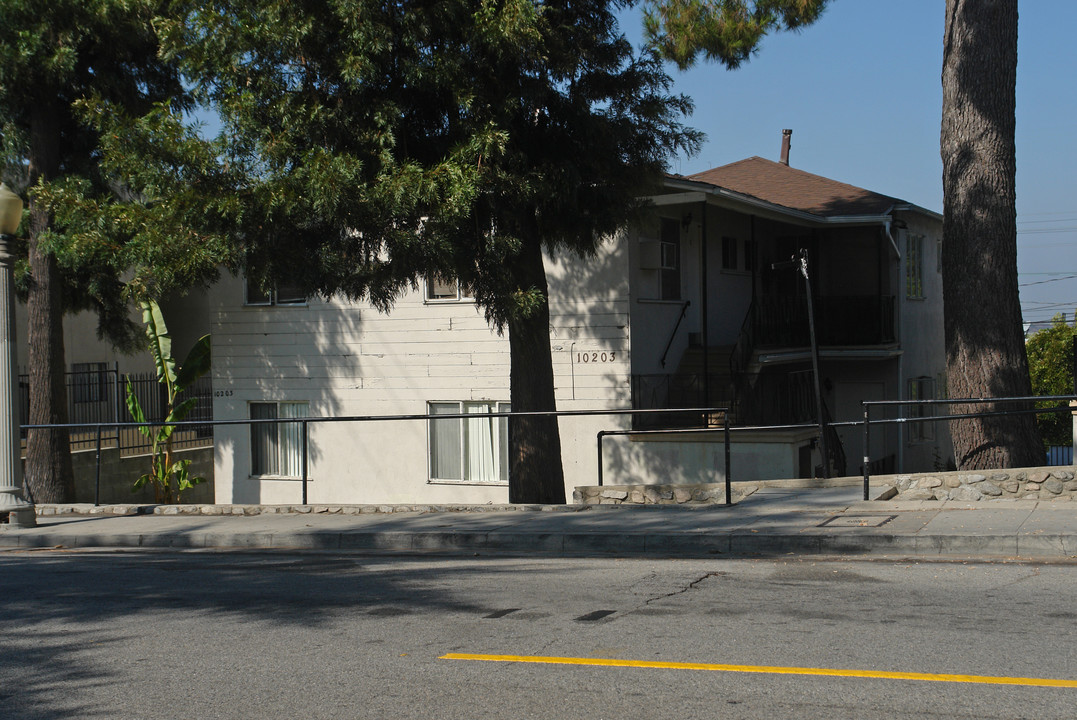 10203-10205 Commerce Ave in Tujunga, CA - Building Photo