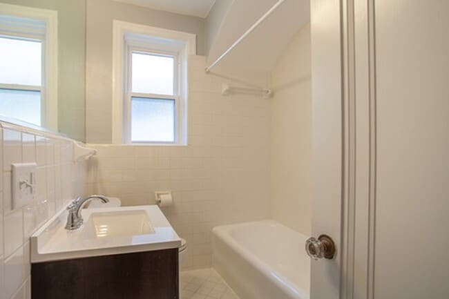 7230 Pershing Ave, Unit 2nd Floor in University City, MO - Building Photo - Building Photo