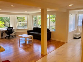 1113 8th Ave W., Unit B in Seattle, WA - Foto de edificio - Building Photo