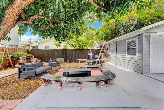 107 Stirling Rd in Dania Beach, FL - Building Photo - Building Photo