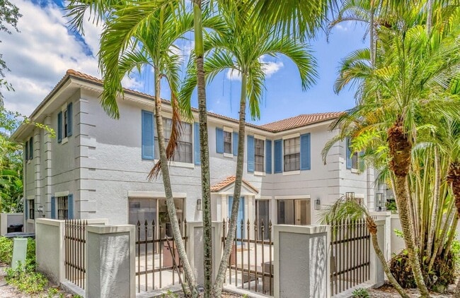 355 Prestwick Cir in Palm Beach Gardens, FL - Building Photo - Building Photo