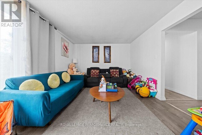 1702 Russell Rd in Ottawa, ON - Building Photo - Building Photo