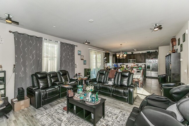 3549 Taylor Ln in Clovis, CA - Foto de edificio - Building Photo