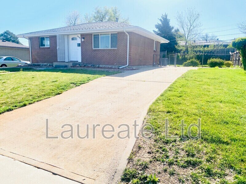 8344 Charlotte Way in Denver, CO - Building Photo