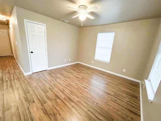 614 W Peach St in Angleton, TX - Foto de edificio - Building Photo