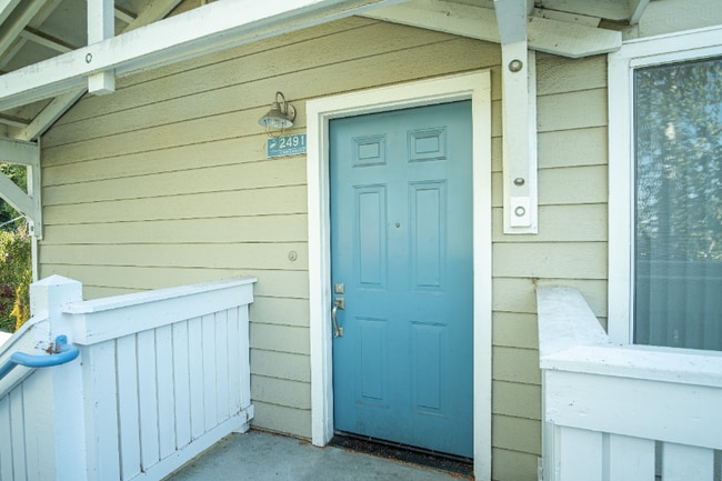 2491 Creekside Ct in Hayward, CA - Foto de edificio - Building Photo