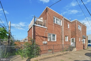 2842 Cedar St in Philadelphia, PA - Building Photo