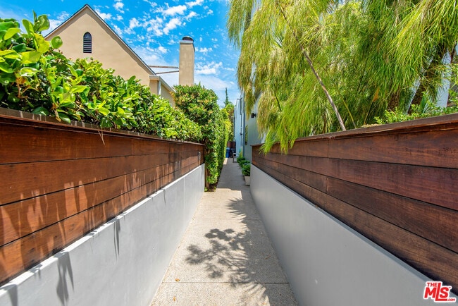 802 N Harper Ave in Los Angeles, CA - Building Photo - Building Photo
