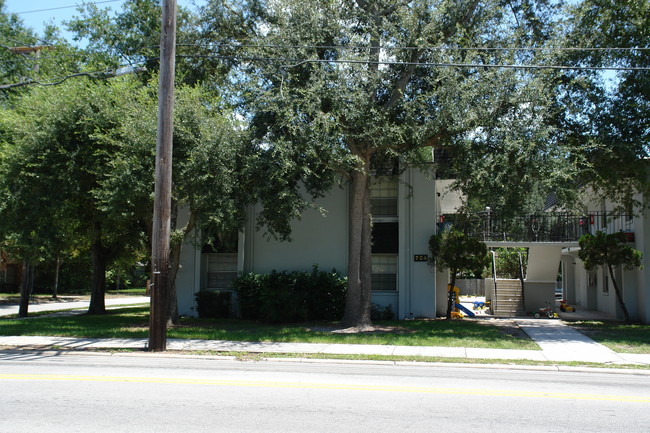 704 N Ingraham Ave in Lakeland, FL - Foto de edificio - Building Photo