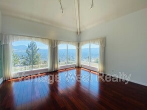 880-880 Christina Pl in Kelowna, BC - Building Photo - Building Photo