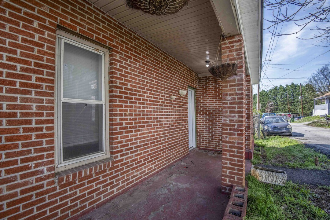 912 Hotel Ave in Maryville, TN - Building Photo