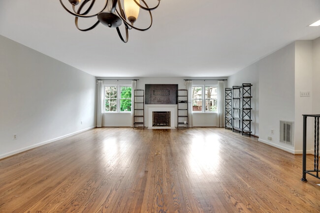 1053 N George Mason Dr in Arlington, VA - Building Photo - Building Photo