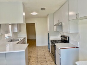 131 S Lemoore Ave in Lemoore, CA - Building Photo - Building Photo