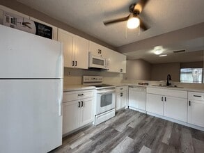 843 Crystal Lake Dr in Pompano Beach, FL - Building Photo - Building Photo