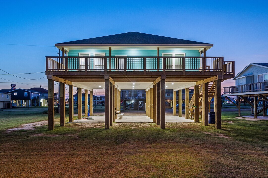 305 Jettyview Rd in Surfside Beach, TX - Building Photo