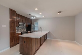2450 Ashdale Dr-Unit -D-205 in Austin, TX - Building Photo - Building Photo