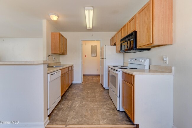 906 Heritage Way in Wilton, NY - Building Photo - Building Photo