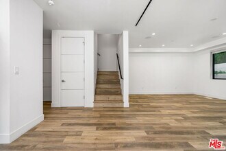 621 Huntley Dr in West Hollywood, CA - Foto de edificio - Building Photo