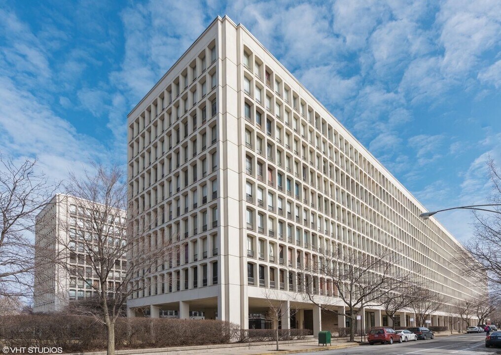 1400 E 55th Pl, Unit 501N in Chicago, IL - Building Photo