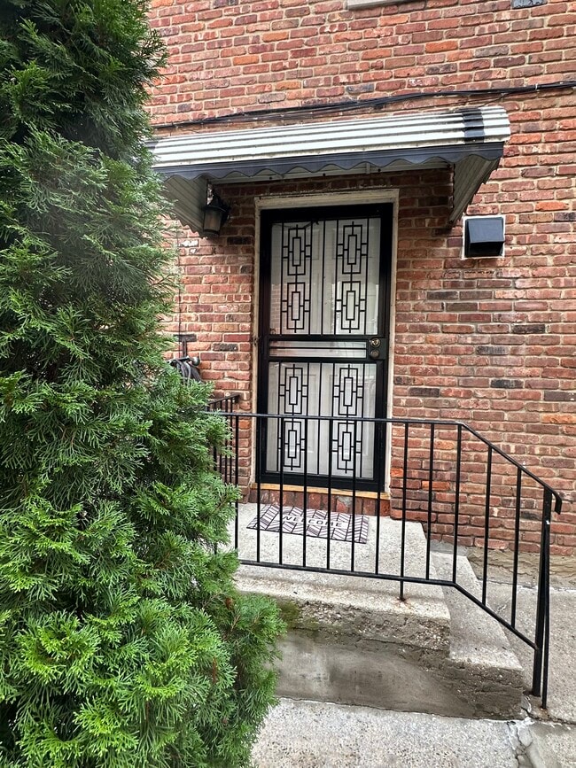1843 Clintonville St, Unit Side Apt in Whitestone, NY - Building Photo - Building Photo