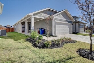 4104 Zoe Ln in Farmersville, TX - Foto de edificio - Building Photo