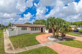 5400 W Park Rd in Hollywood, FL - Building Photo - Building Photo