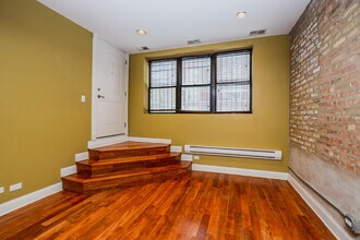 2046 W Hood Ave in Chicago, IL - Building Photo - Building Photo