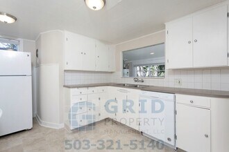 10823 SE Schiller St in Portland, OR - Building Photo - Building Photo