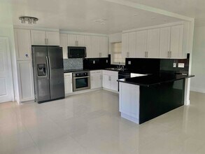 9798 SW 158th St in Miami, FL - Foto de edificio - Building Photo