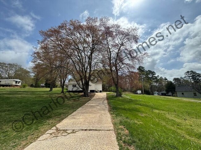 2613 Laboratory Rd in Lincolnton, NC - Building Photo - Building Photo