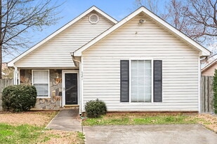 521 Lakecourt Dr in Mcdonough, GA - Building Photo