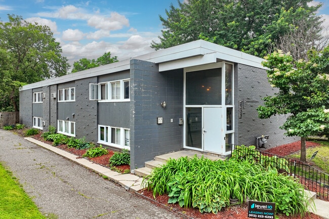 2205 Bryant Ave: The Lowry Hill Nook