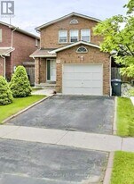 112 Dumfries Ave in Brampton, ON - Building Photo