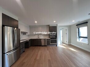 8 Central St, Unit 106T in Somerville, MA - Foto de edificio - Building Photo