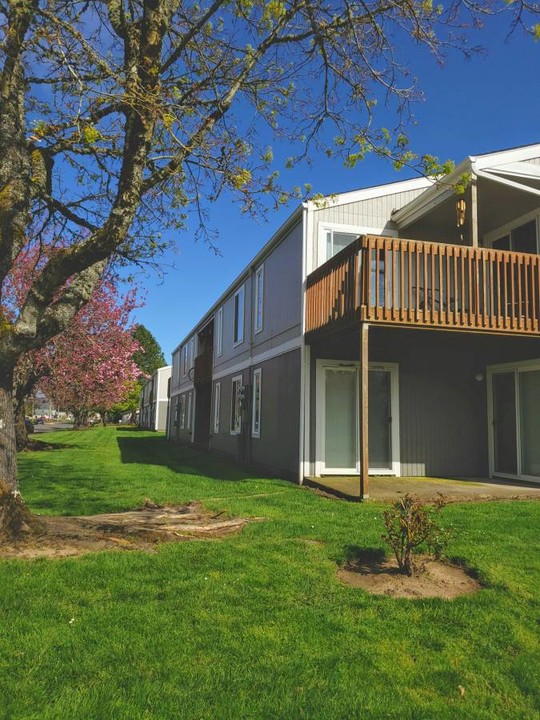 Monarch Apartments in Lebanon, OR - Building Photo