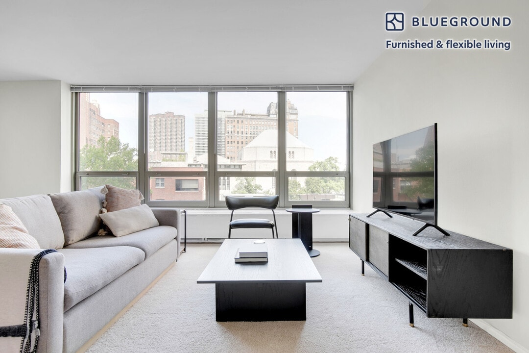 3450 N Lake Shore Dr, Unit FL5-ID714 in Chicago, IL - Building Photo