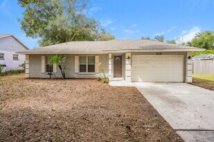 206 Howard Ct in Mascotte, FL - Building Photo