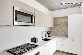 165 N Desplaines St in Chicago, IL - Building Photo - Building Photo