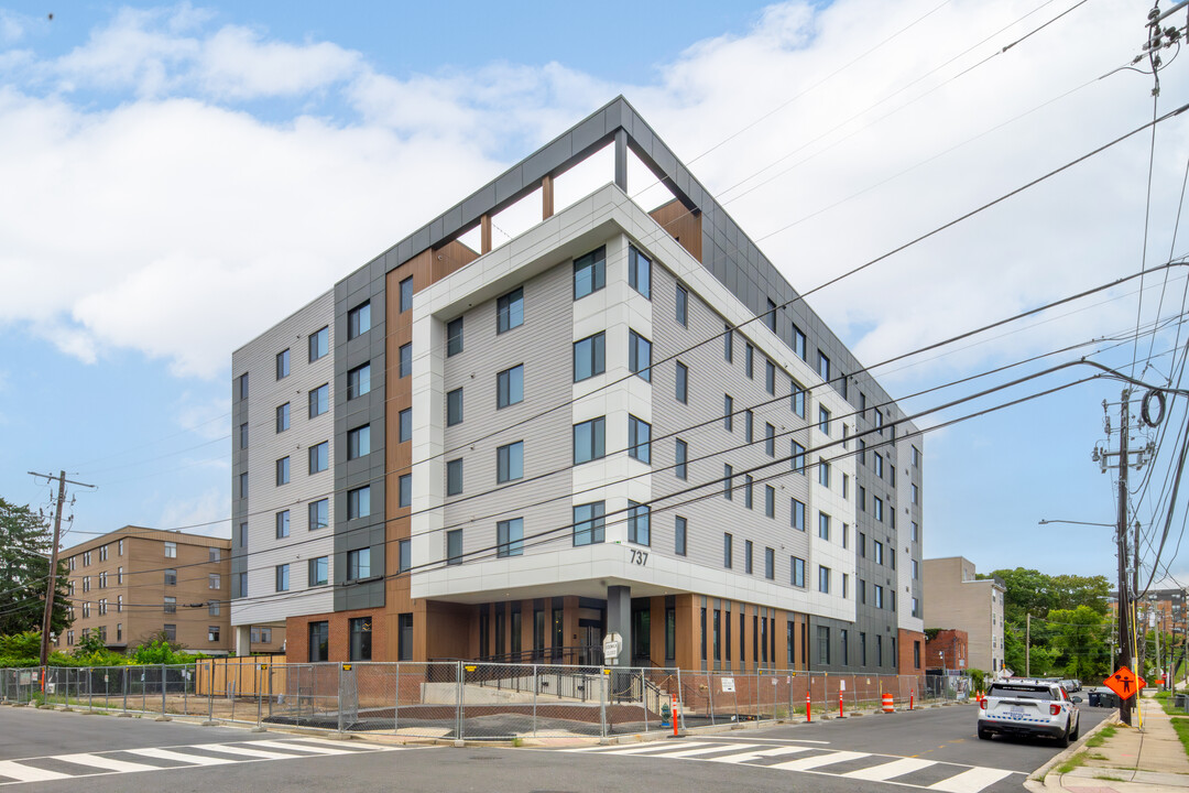 H.R. Crawford Gardens 55+ Senior Apartments in Washington, DC - Foto de edificio