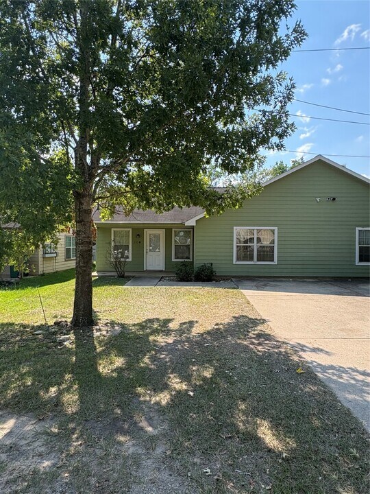 104 Lindley Dr in Willis, TX - Building Photo