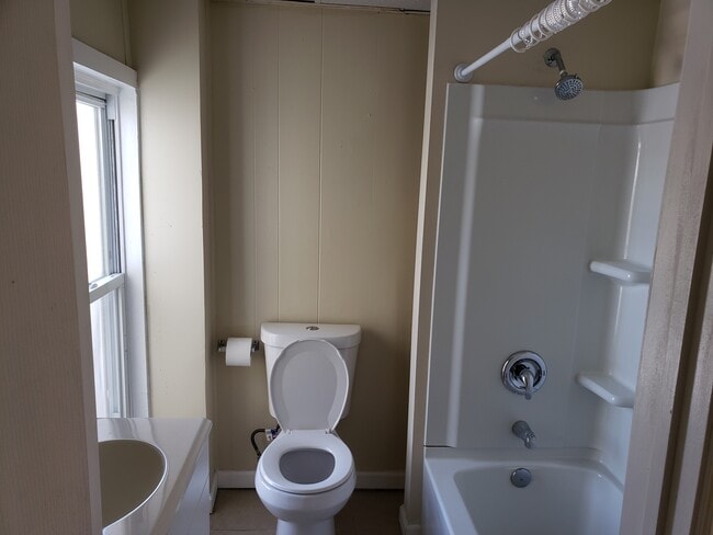 121 S 6th St, Unit 2 in Vineland, NJ - Foto de edificio - Building Photo