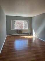 3825 N Pine Grove Ave, Unit TWO BEDROOMS in Chicago, IL - Building Photo