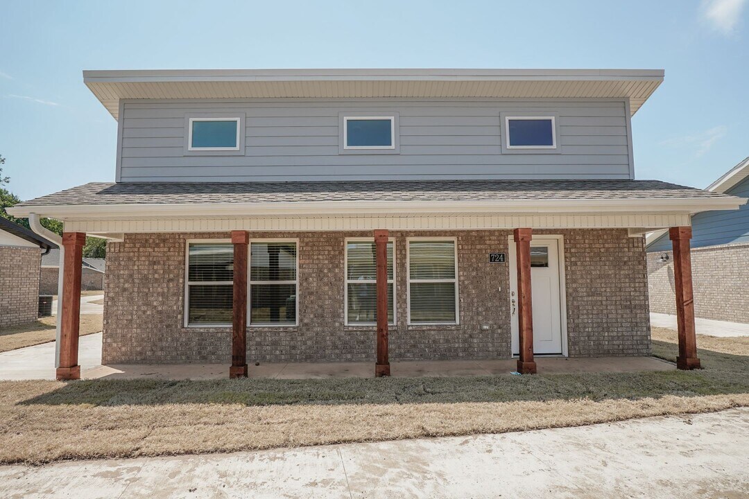 724 N Honey Locust Bnd in Fayetteville, AR - Building Photo