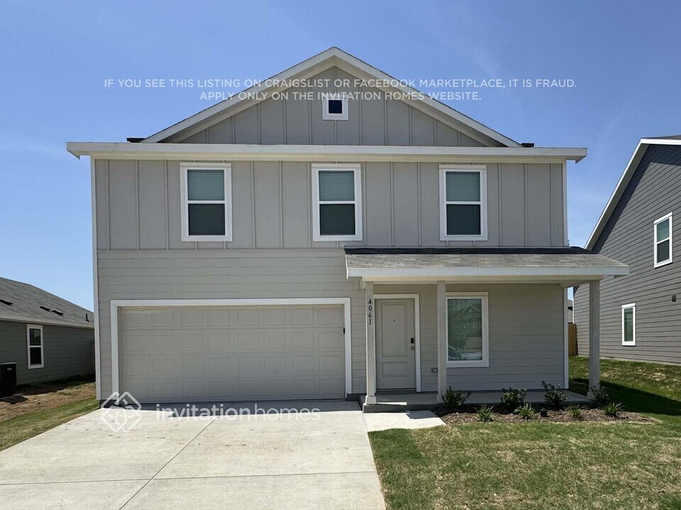 4061 May Water Trl in Crowley, TX - Foto de edificio