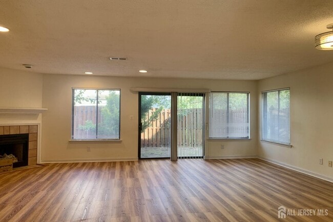 81 Park Gate Dr in Edison, NJ - Building Photo - Building Photo