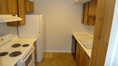 16111 Aspenglen Dr in Houston, TX - Foto de edificio - Building Photo