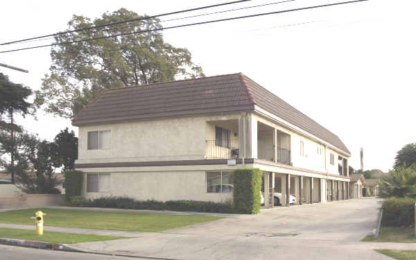 9044-9046 Walnut St in Bellflower, CA - Building Photo