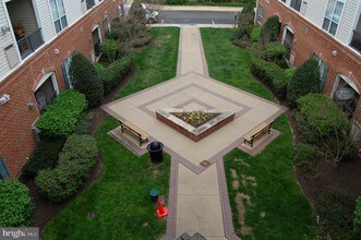 4862 Eisenhower Ave-Unit -366 in Alexandria, VA - Foto de edificio - Building Photo