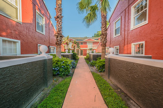 Lake Azzure Apartments in Tampa, FL - Foto de edificio - Building Photo