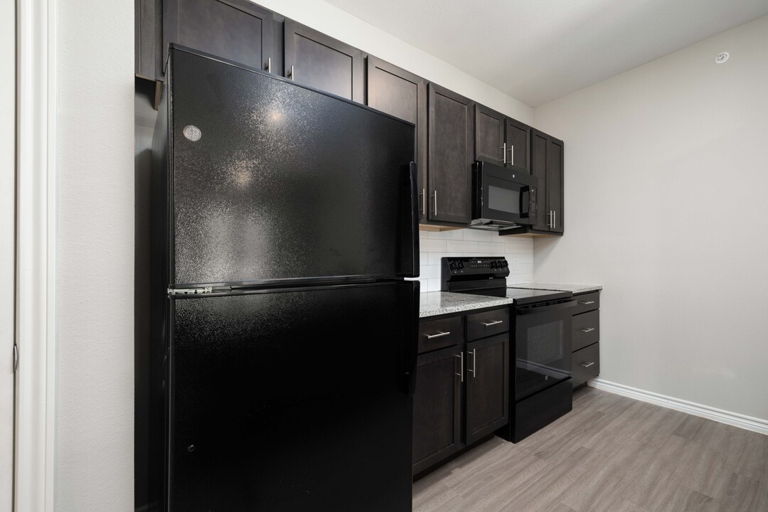 Meadowbrook in Dallas, TX - Building Photo